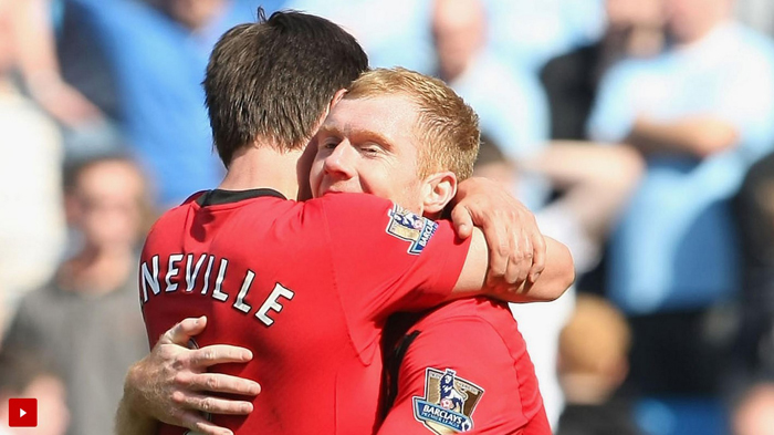 Gary Neville pocałunek Paul Scholes Manchester City United 0-1 2010