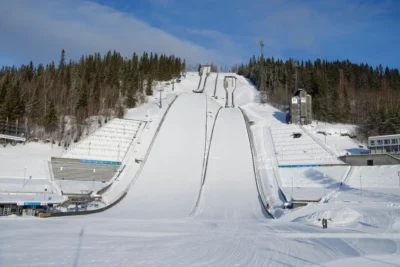 Lillehammer HS140. Konkurs drużyn mieszanych i 2 konkursy indywidualne PŚ w skokach narciarskich 2024/2025. Kiedy zawody? Harmonogram, faworyci bukmacherów i transmisje live