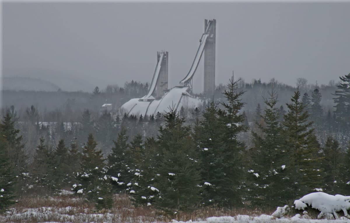 Lake Placid HS128. Dwa konkursy indywidualne i konkurs drużyn mieszanych PŚ w skokach narciarskich 2024/2025. Kiedy zawody? Harmonogram, faworyci bukmacherów i transmisje live