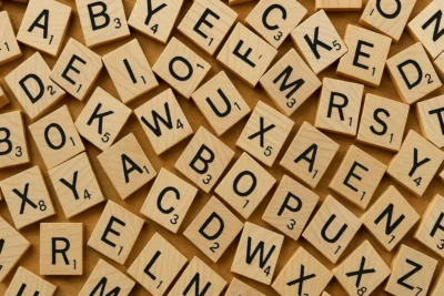 Młodzieżowe Słowo Roku 2025. Finałowa lista i faworyci bukmacherów